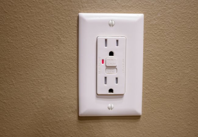 Why Pittsburgh Homeowners Should Have Grounded Outlets